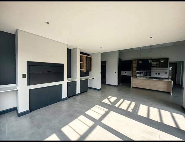 5 BEDROOM HOUSE FOR SALE IN MIDSTREAM HEIGHTS